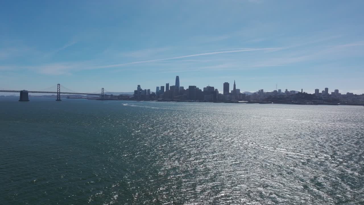 샌프란시스코 만 위를 낮게 날아다니는 드론이 샌프란시스코 시내를 습니다.