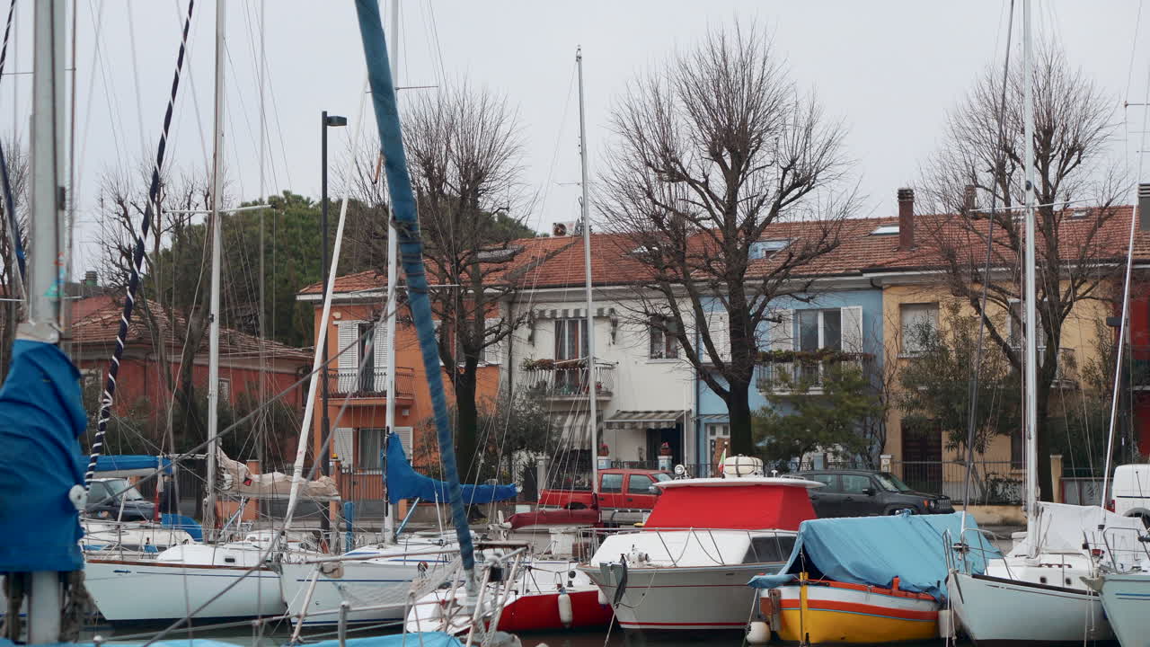 배 와 집 들 이 있는 이탈리아 의 호수  의 해안 장면