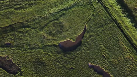 Imágenes-Aéreas-Del-Lago-Que-Se-Asemeja-A-La-Forma-De-Estados-Unidos-En-La-Península-De-Snaefellsness,-Islandia