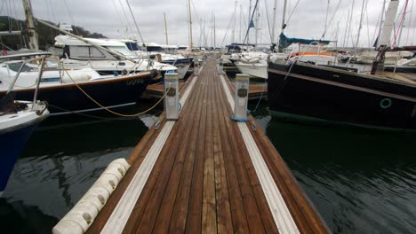 Aufnahme-Von-Booten,-Die-Im-Yachthafen-Von-Mylor-Festgemacht-Haben