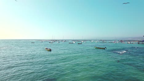 vista panorámica y relajante de los barcos de pesca estacionados en las orillas de una playa en un día soleado