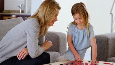 madre e hija jugando con juguetes en la sala de estar 4k