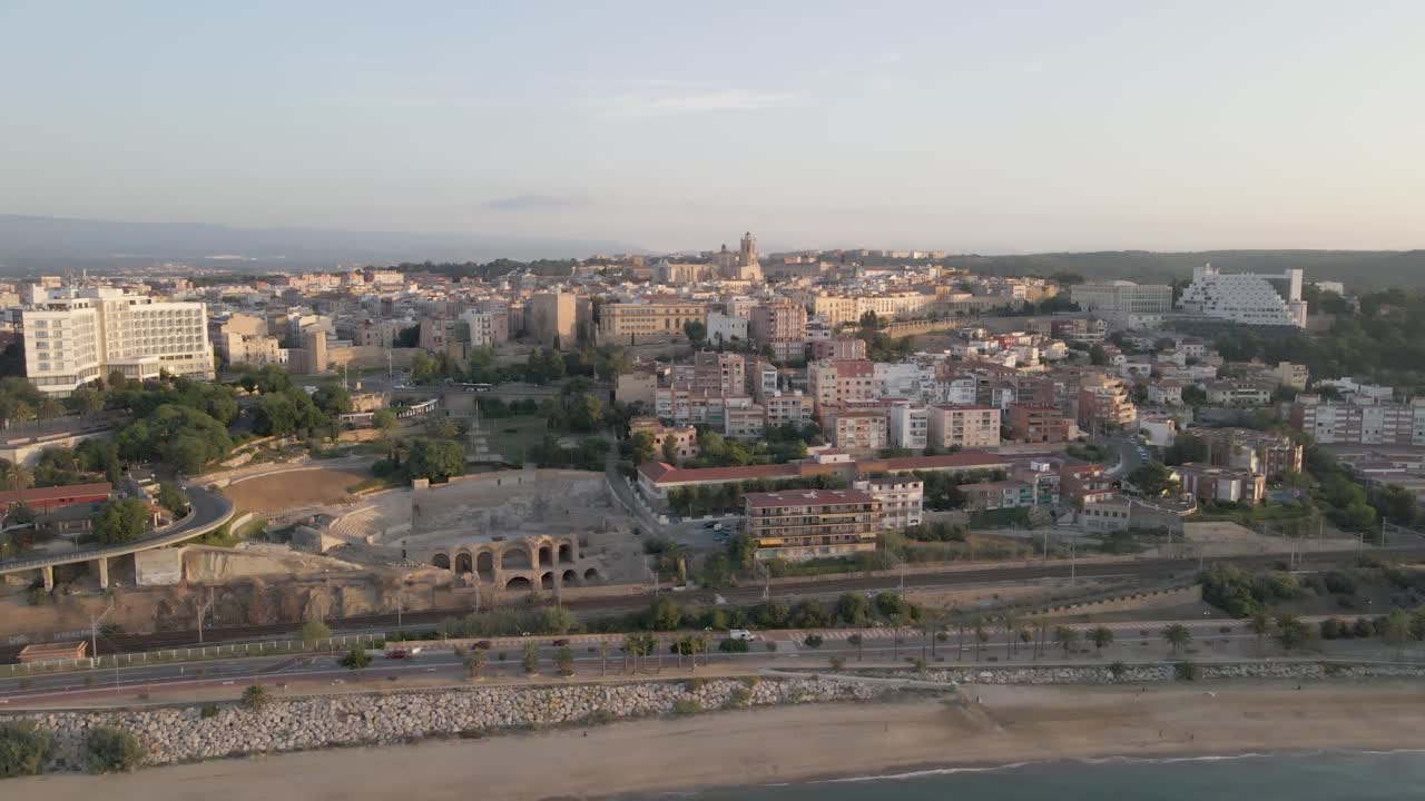 un encantador ascenso circular de drones, revelando la ciudad de tarragona y destacando la majestuosa catedral de tarragona