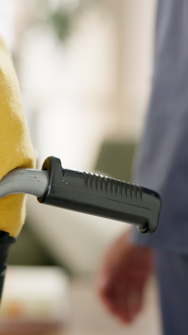 una enfermera ayudando a una persona mayor con un andador.