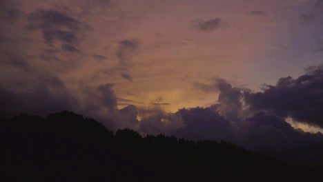 timelapse del atardecer en las montañas