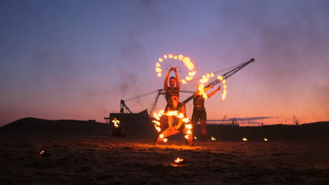 Espectáculo-De-Fuego.-Un-Grupo-De-Artistas-Profesionales-Realiza-Una-Variedad-De-Instalaciones-Contra-Incendios.-Niños-Y-Niñas-Bailaron-Con-Fuego-Por-La-Noche-En-La-Calle-Del-Parque.