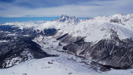 vuelo de drones de invierno sobre las montañas de mestia en gerorgia