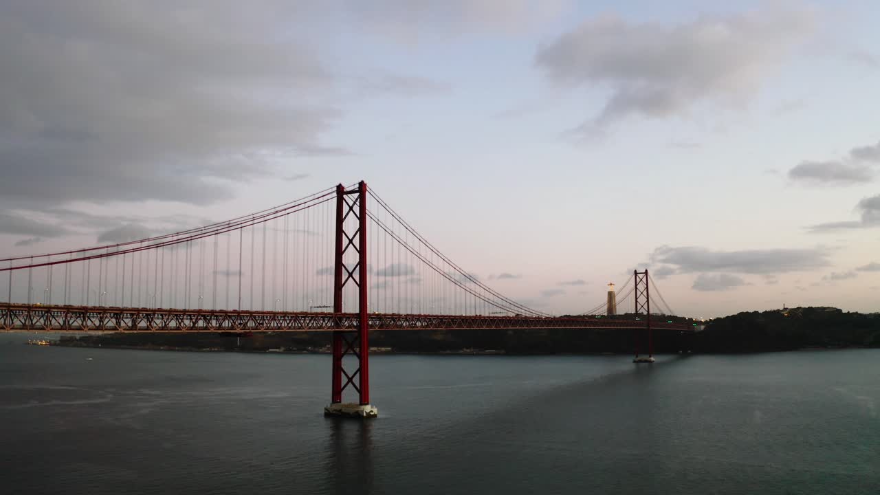 el puente colgante rojo por la noche