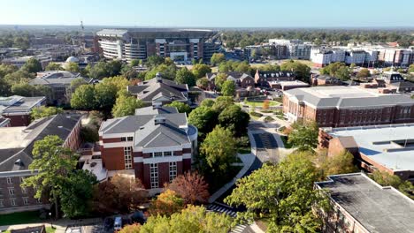 Retirada-Aérea-Desde-El-Estadio-Bryant-denny-Al-Campus-De-La-Universidad-De-Alabama