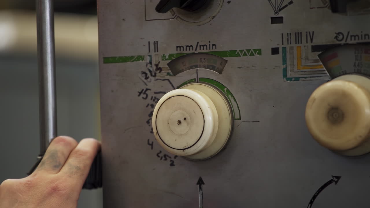 오퍼레이터와 함께 산업 기계 제어 패널