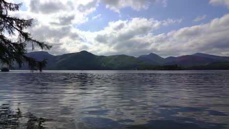 Toma-Panorámica-Lenta-De-Agua-Derwent-En-Un-Día-De-Verano-En-El-Distrito-Inglés-De-Los-Lagos