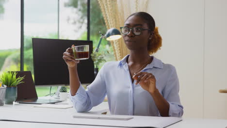 Mujer-Que-Trabaja-Desde-La-Oficina-En-Casa-En-El-Escritorio-Interactuando-Con-La-Tecnología-Ar