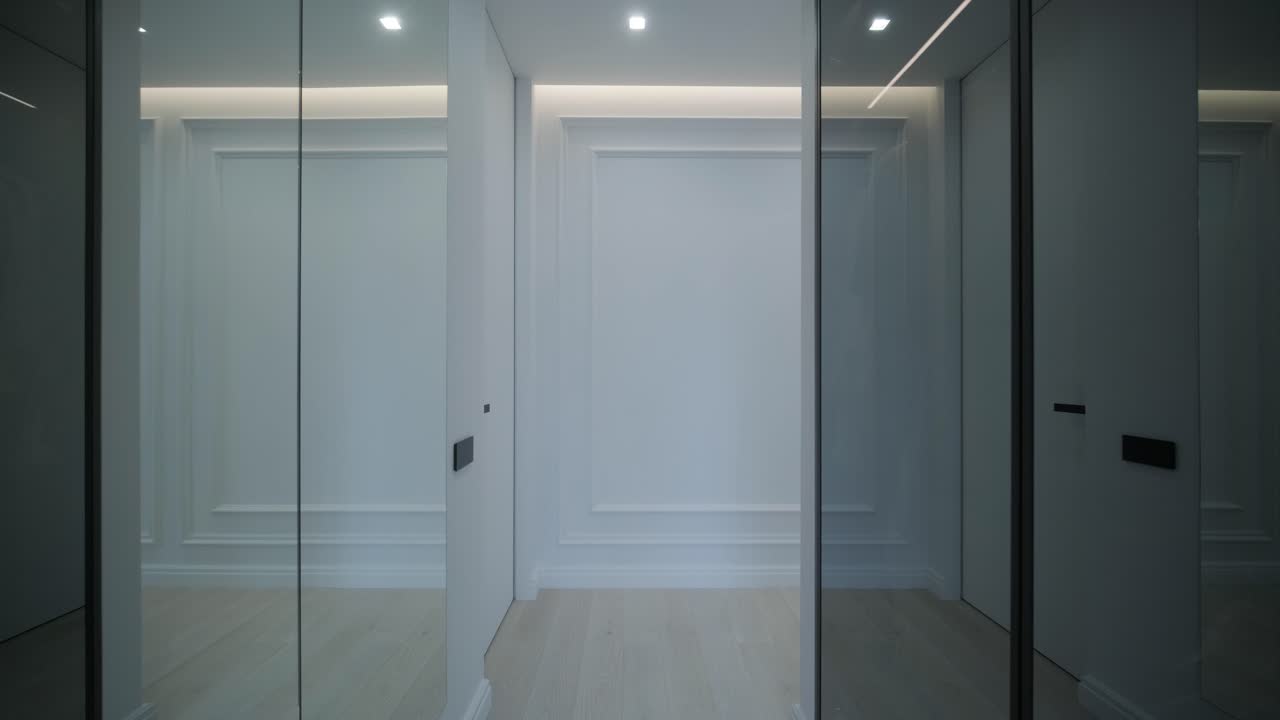 гладкий современный гардеробный коридор с отражающими черными дверями