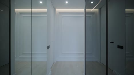 elegante pasillo de armario moderno con puertas negras reflectantes