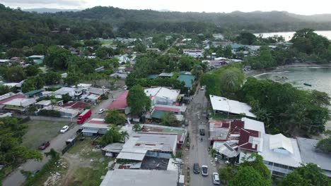 vista aérea de una ciudad costera tropical