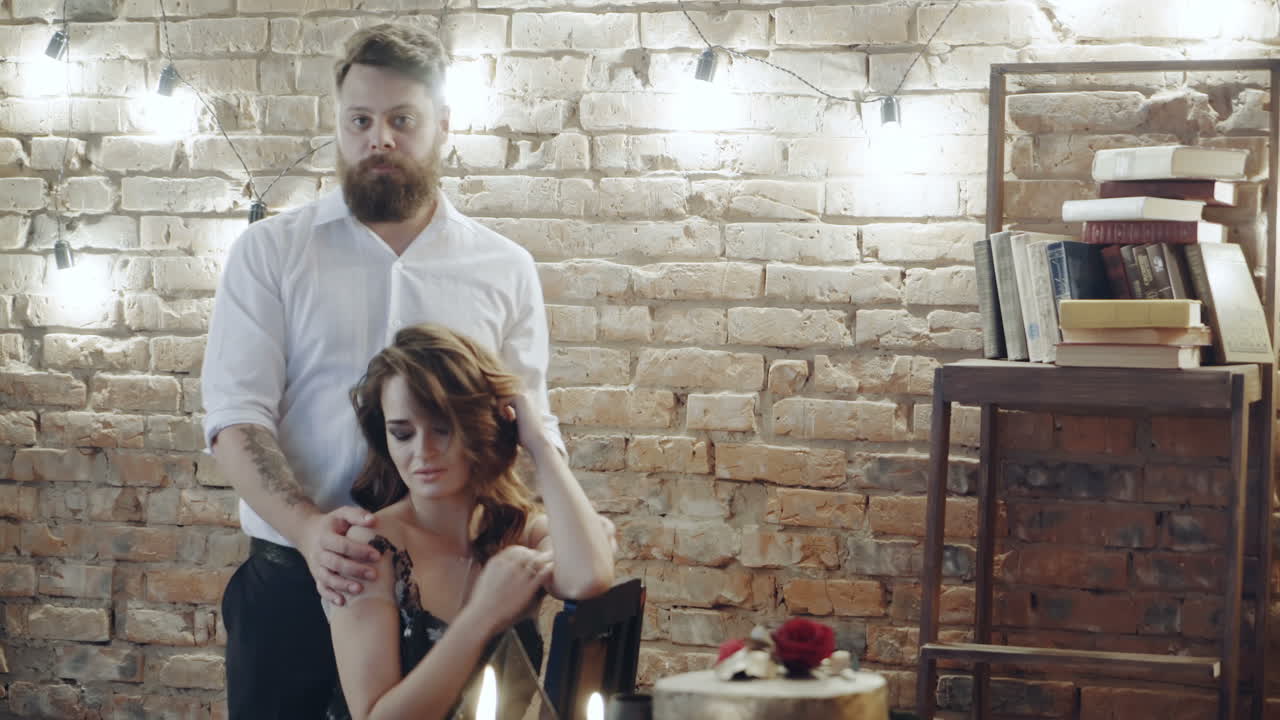 Casal apaixonado em restaurante. Jovem casal elegante em um encontro em restaurante decorado