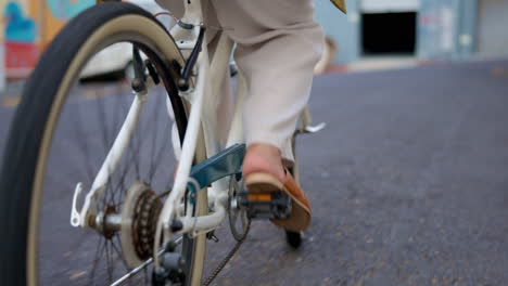 Viajes,-Ciclista-Y-Mujer-En-Bicicleta