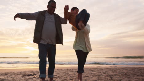 cogidos de la mano, el atardecer y los abuelos