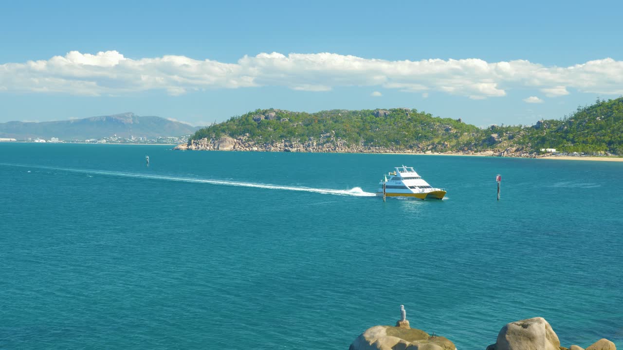 퀸즐랜드 북부 마그네틱 아일랜드의 발코니에서 바라보는 바다 전망