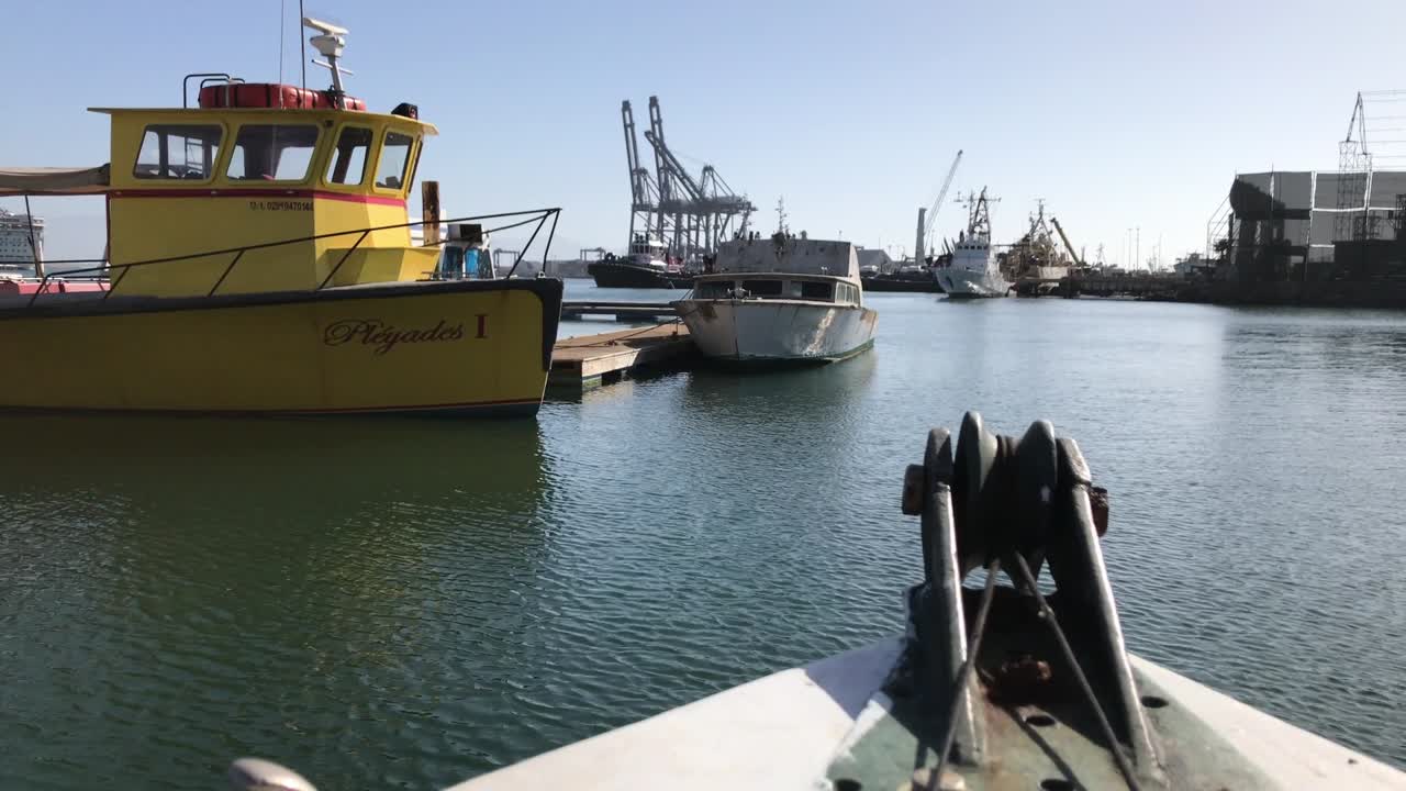 disparo de mano de barcos atracados en el puerto que suben y bajan con la marea