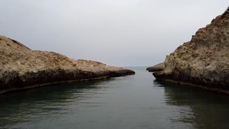 playa en forma de fiordo en milos, grecia
