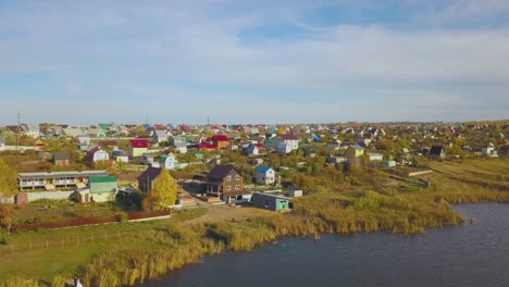 коттеджный город и только что женатая пара в спокойной реке панорама