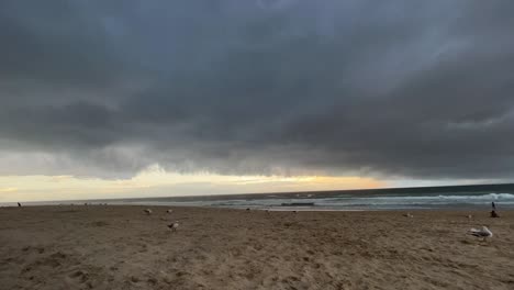 Toma-De-Tiempo-En-La-Playa-Costera-Capturando-Nubes-De-Tormenta-Oscuras-Y-Ominosas-En-Rápido-Movimiento-En-El-Cielo,-Temporada-Húmeda-Y-Salvaje-Acercándose-Este-Verano,-Clima-Extremo-Pronosticado-En-Australia