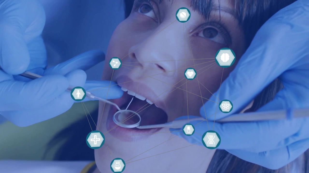 Mulher madura reclinada em cadeira odontológica, dentista de luvas usando espelho-sonda, ícones de saúde crescendo e desaparecendo
