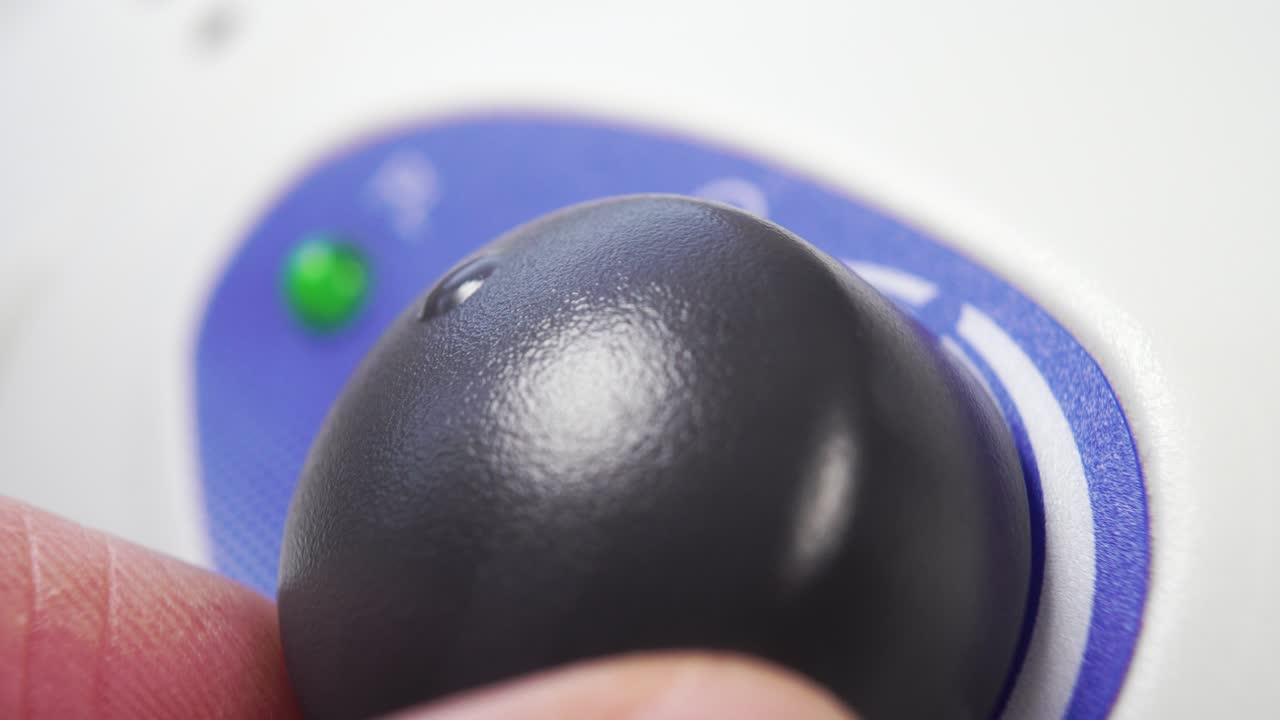 장치를 켜고 전력을 조정합니다.