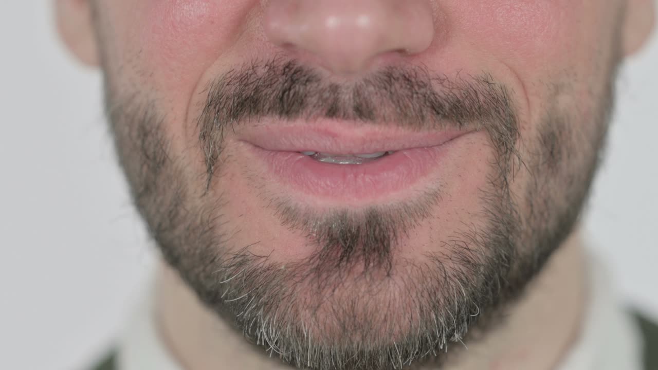 cerca de la boca sonriente del hombre, pantalla blanca