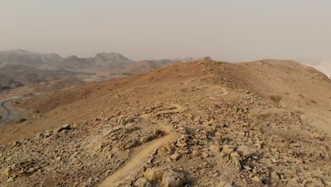 ruta de ciclismo de montaña enduro con puesto de control de cabaña de descanso de madera en al taween, fujairah, emiratos árabes unidos
