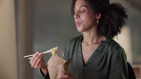 mujer de negocios, comida y comer en la computadora