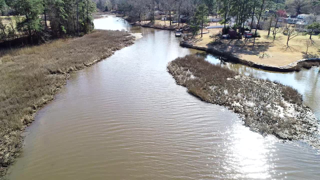 un avión no tripulado volando por un arroyo de agua salada en portsmouth, virginia, que muestra el desarrollo y el uso mixto de la tierra