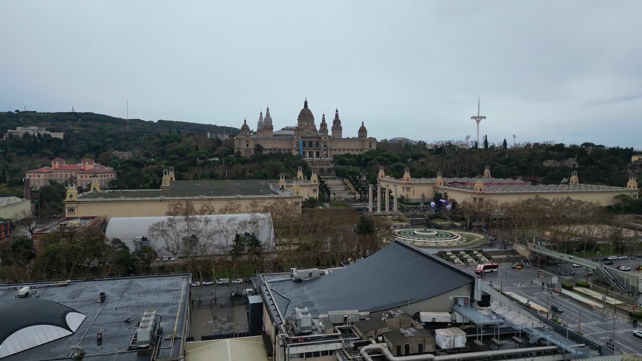 Museo d'arte nazionale a Barcellona con cielo coperto, paesaggio urbano, vista aerea