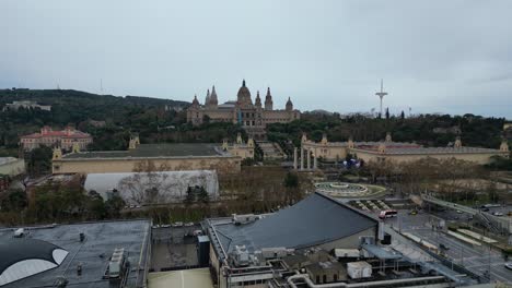 Museo-Nacional-De-Arte-De-Barcelona-Con-Cielo-Nublado,-Paisaje-Urbano,-Vista-Aérea