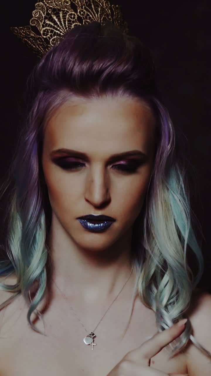 Ritratto di bellezza. Acconciatura. Ritratto di una bella ragazza con capelli colorati, colorazione professionale dei capelli.