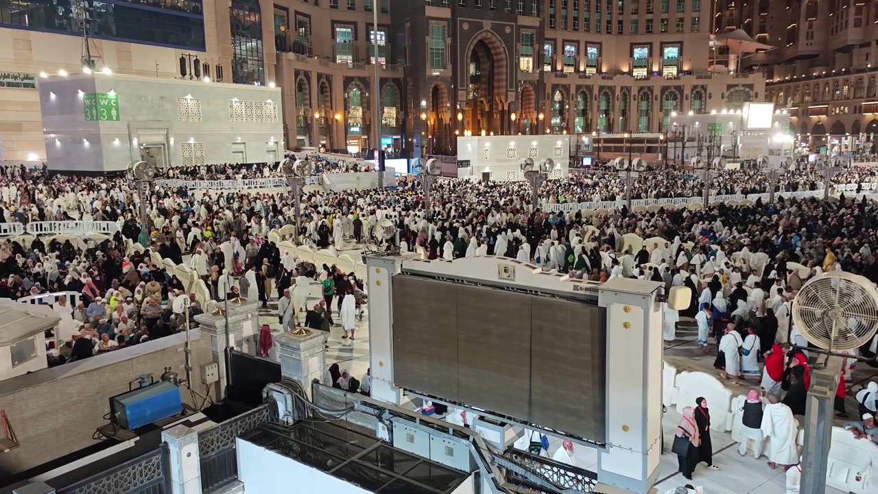 Folla di pellegrini alla Grande Moschea della Mecca
