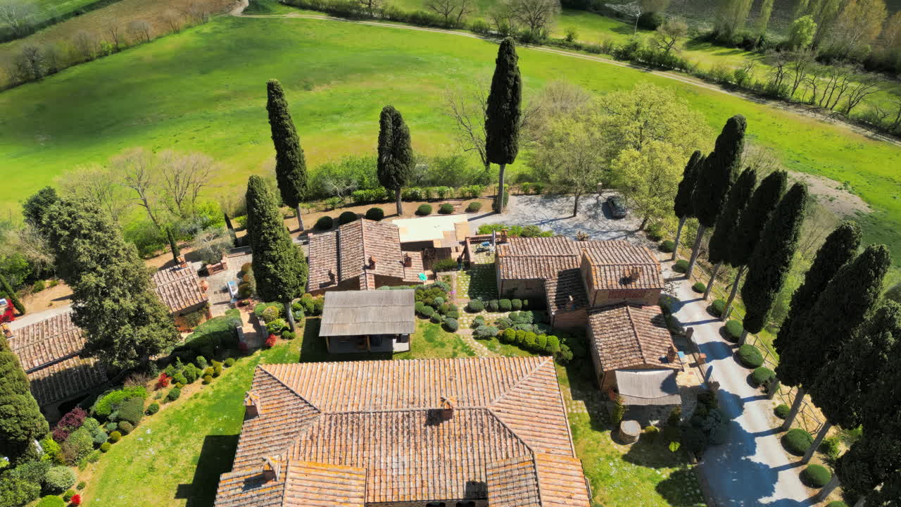 Vista aerea con drone della Val d'Orcia in Toscana, Italia centrale