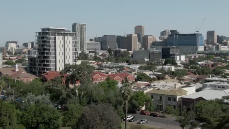 Vista-Aérea-De-Edificios-De-Gran-Altura-En-La-Ciudad-De-Adelaide-En-El-Sur-De-Australia