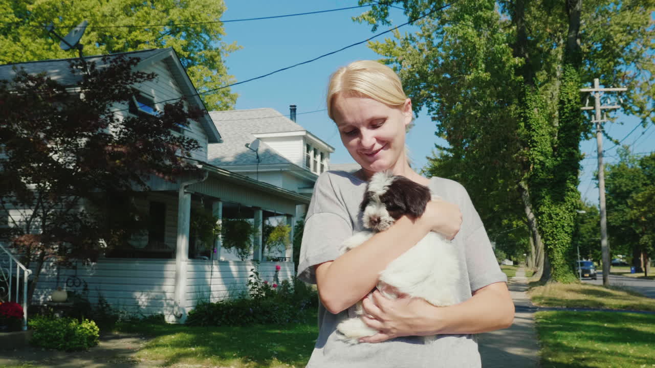 여자는 걷는 동안 강아지를 안고