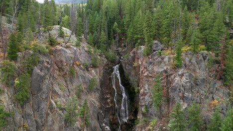 Drehende-Drohnenaufnahmen-Aus-Der-Luft-Von-Lower-Fish-Creek-Falls-In-Steamboat-Springs,-Colorado