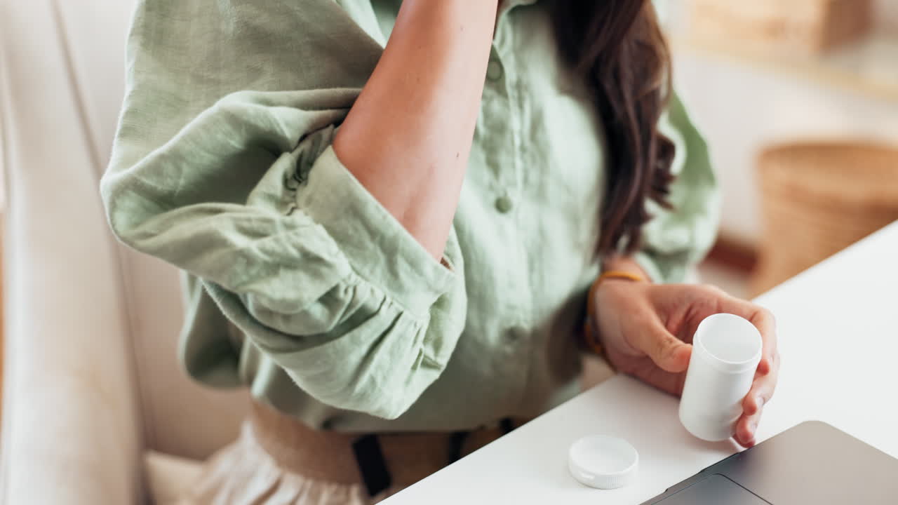 약을 복용하는 여성