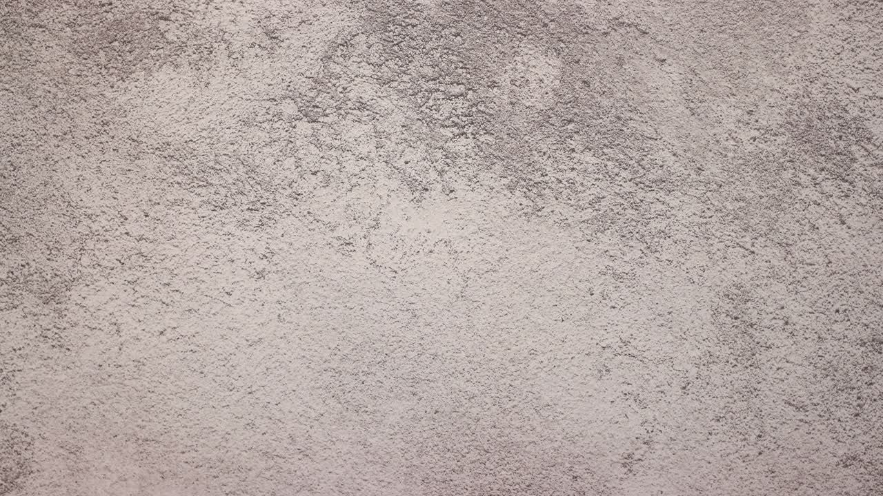 다채로운 트렌디한 눈 그림자가 테이블에 올라와 메이크업 제품이 눈 그림자 사이에 나타납니다.