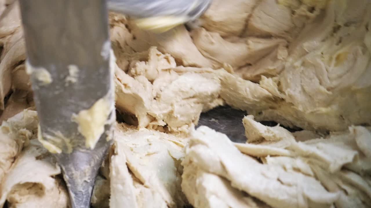 Æltning af dej i en køkkenmaskine