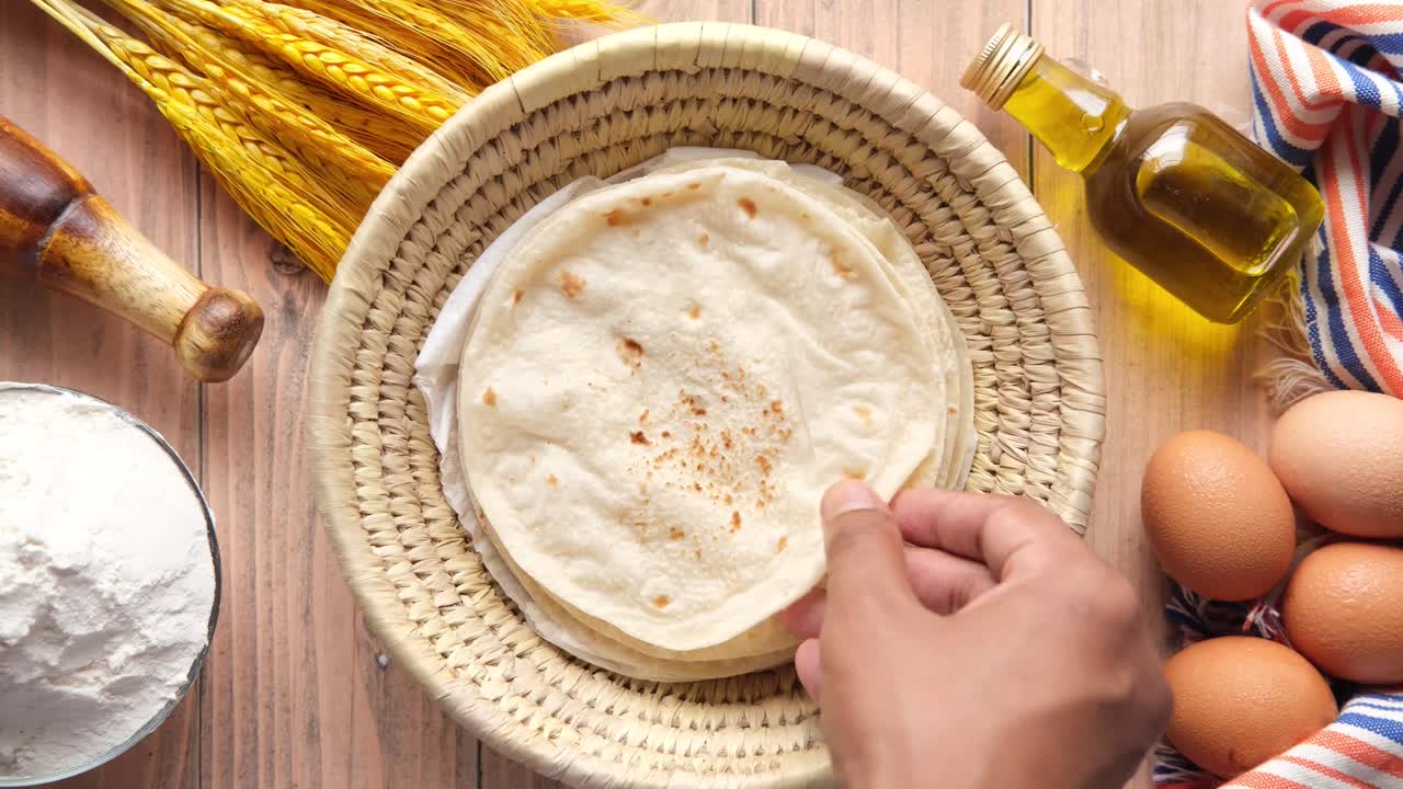 tortillas y ingredientes para hornear