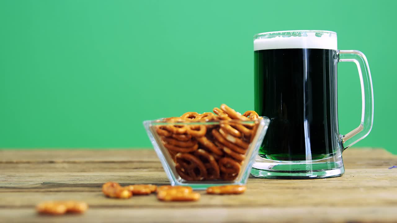 guinness pint con bretzels en la mesa para san patricio