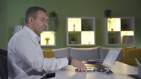 apartamento con sistemas modernos de hogar inteligente.