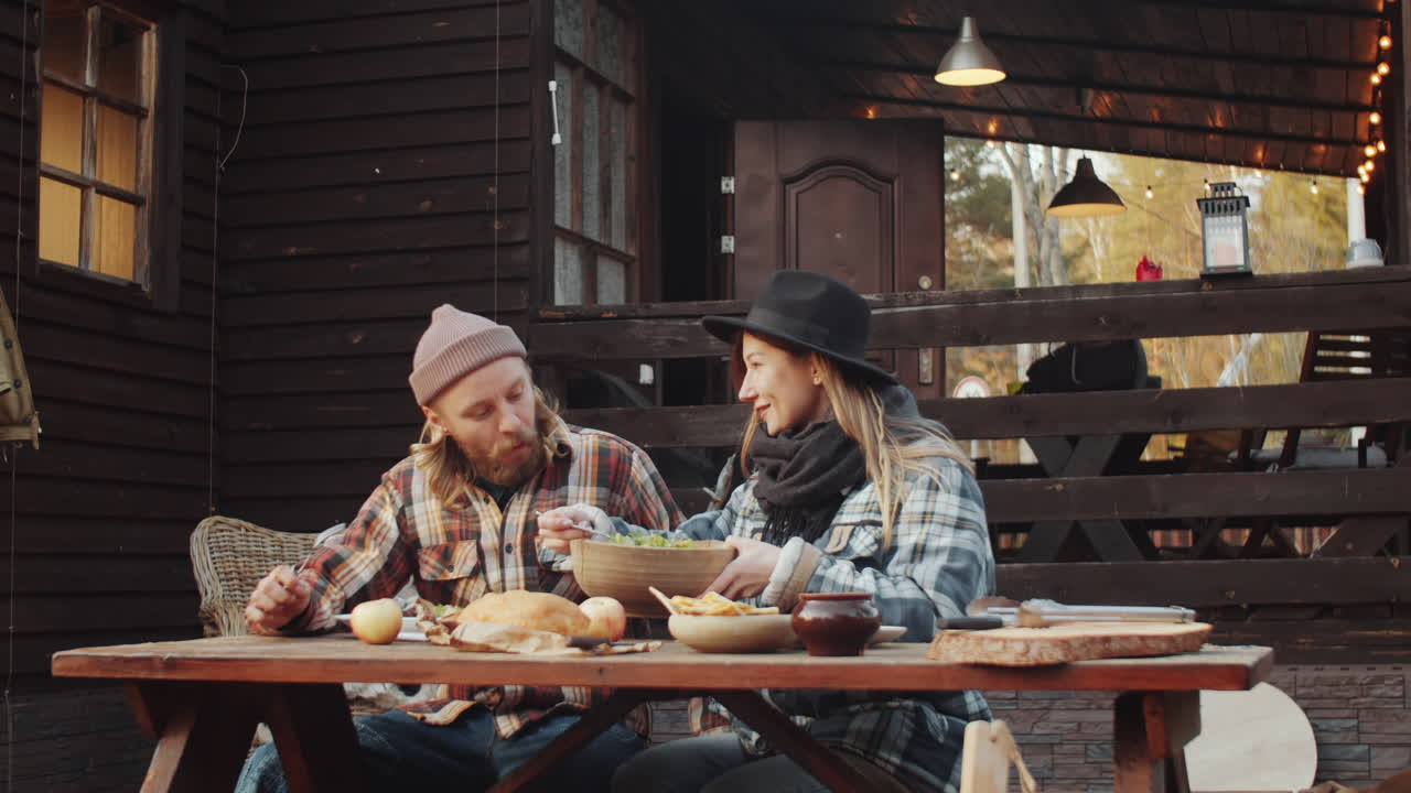 뒷마당 에서 야외 에서 저녁 식사를 하는 부부