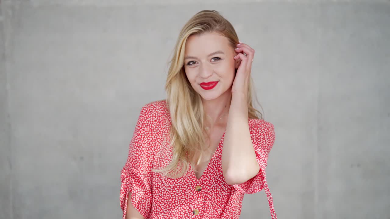 улыбающаяся женщина в красном платье