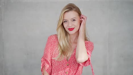 mujer sonriente en vestido rojo